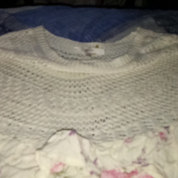 Cream colored flowery sweater by Entro - Picture 3 of 5